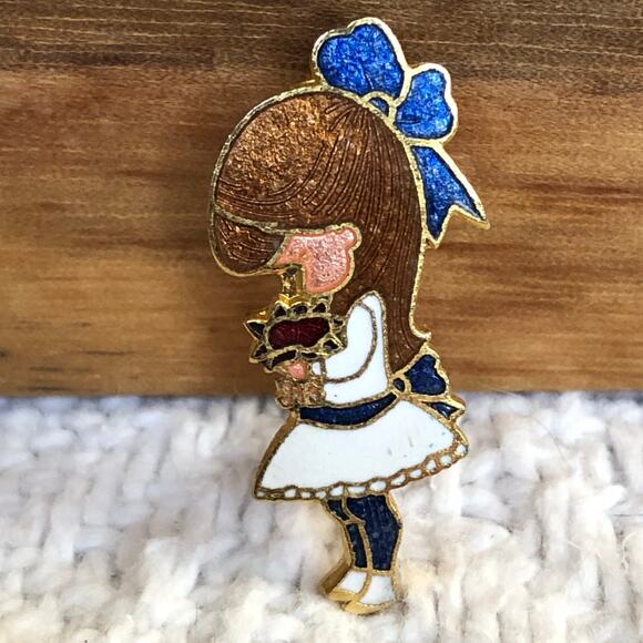 1972 Joan Walsh Anglund Cloisonné Enamel Girl Pin Wolfpit Taiwan Signed Kawaii - Picture 1 of 6